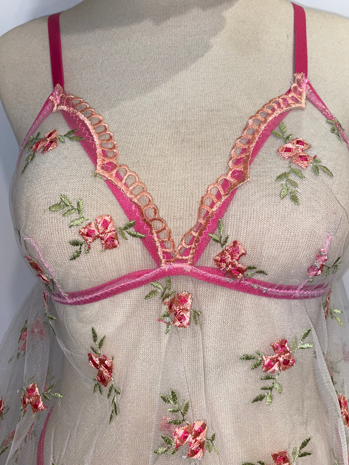 Ensemble nuisette transparent à broderies florales