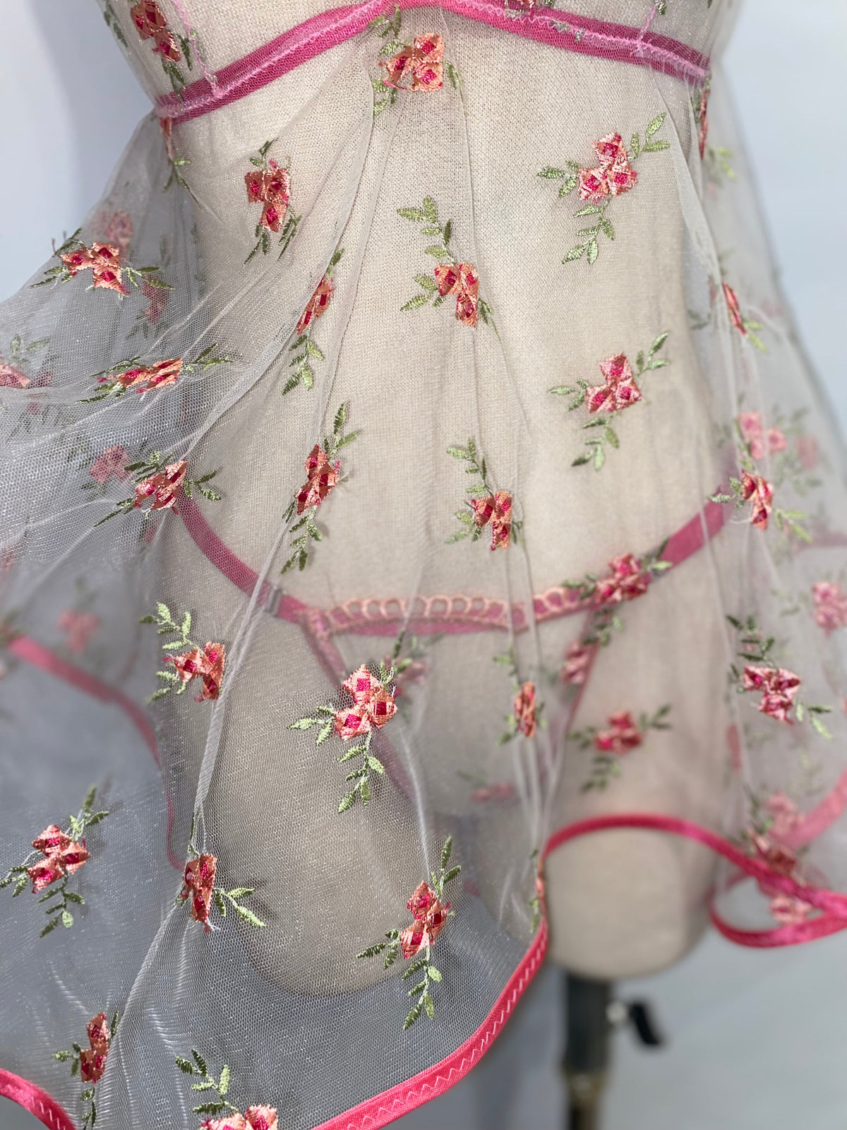 Ensemble nuisette transparent à broderies florales